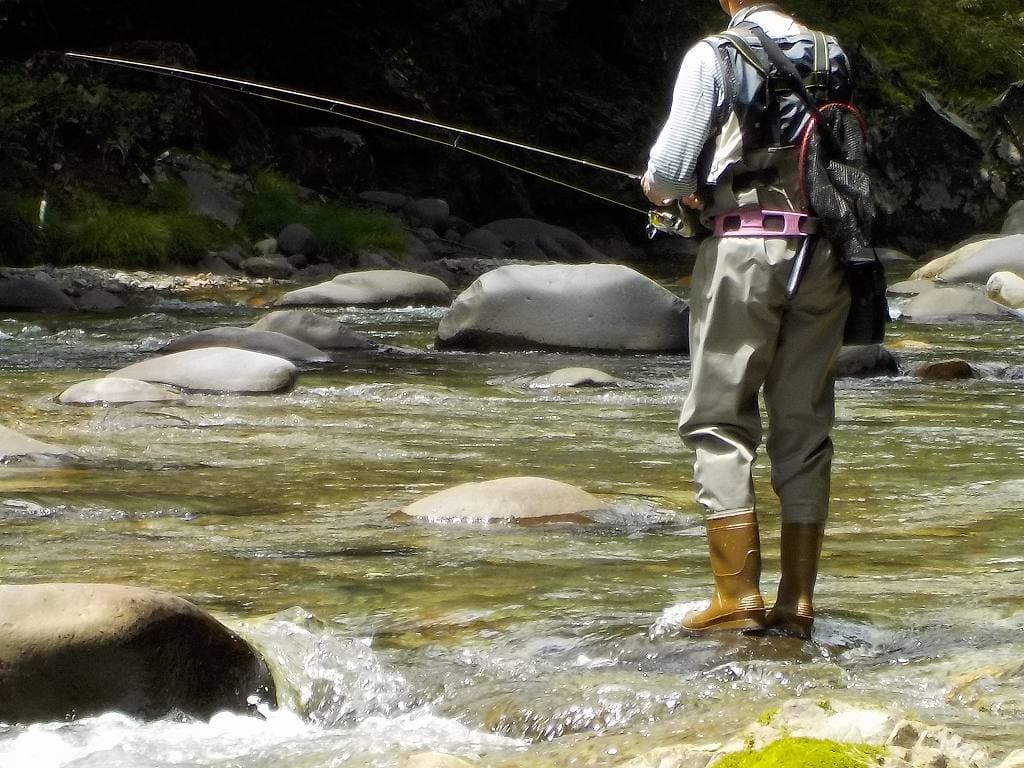 渓流釣りを始めるなら必ず揃えておきたい服装と、川釣りの心構えについて