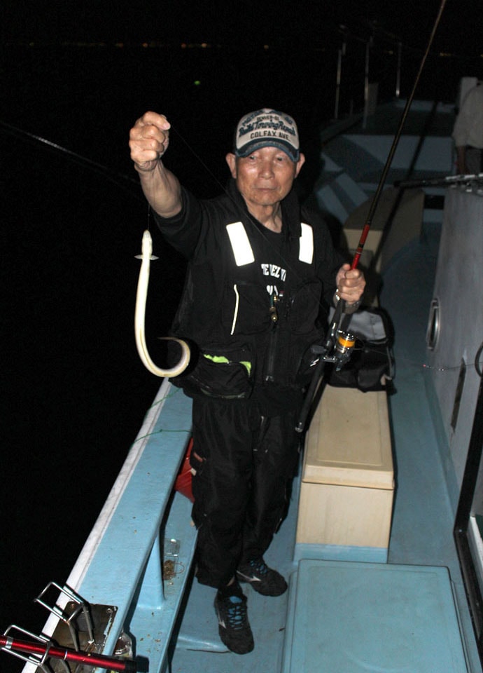 何これでっかい……！愛知県弥富出船、船から狙うゴン太ウナギの五目釣り