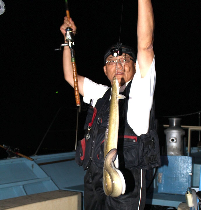 何これでっかい……！愛知県弥富出船、船から狙うゴン太ウナギの五目釣り