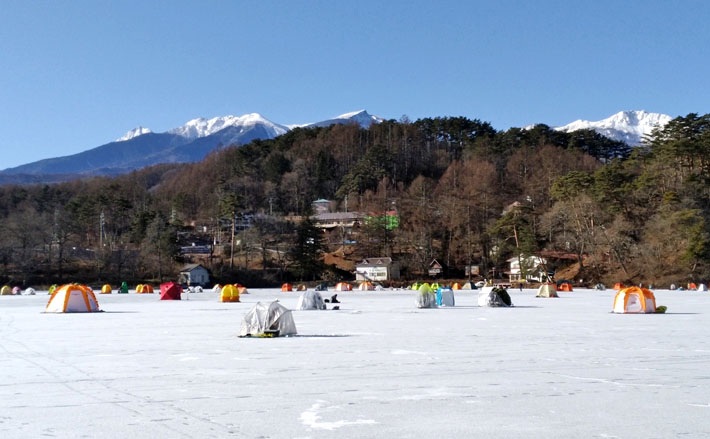 氷の絨毯に乗ってワカサギと遊ぼう 氷上釣りの基本 釣り方 道具編 Tsurinews