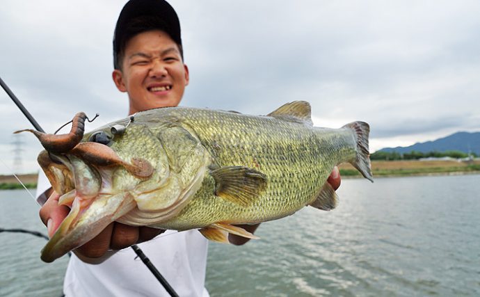 ボートブラックバス釣行：18歳ガイドの手腕キラリ【福岡県・遠賀川