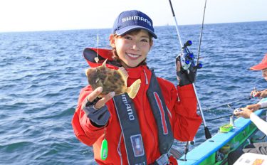 阪本智子がカワハギ沖釣りを満喫！良型ダブルも【神奈川県・一之瀬丸】