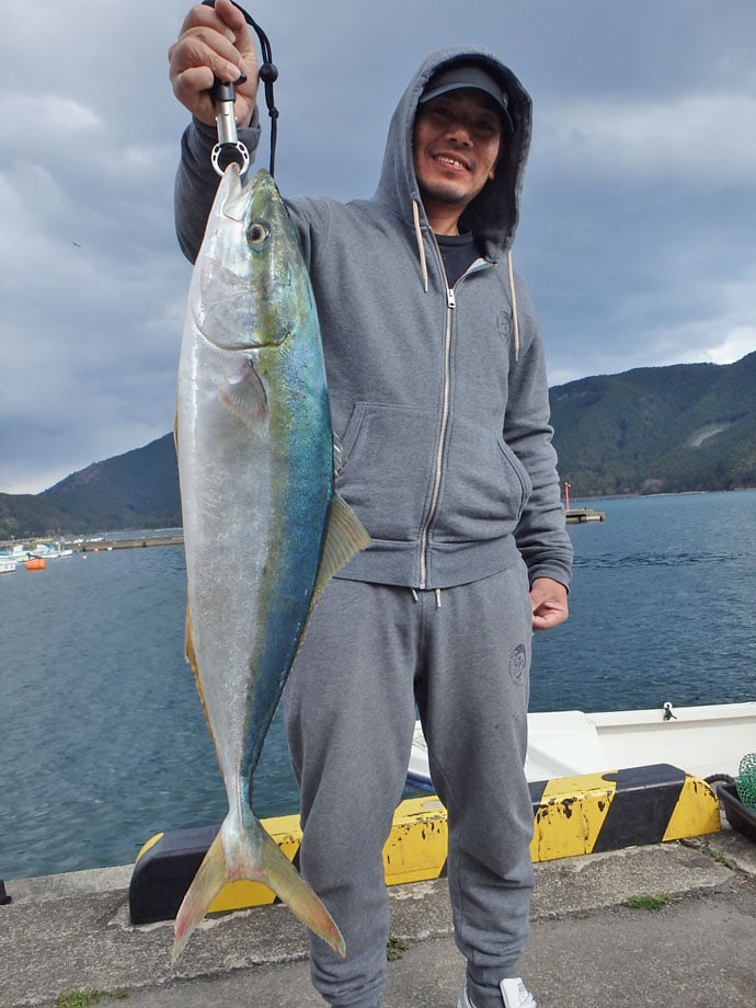 【三重県】船釣り最新釣果情報　2kg超春アオリイカにワラサも！