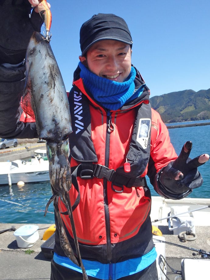 【三重県】船釣り最新釣果情報　2kg超春アオリイカにワラサも！