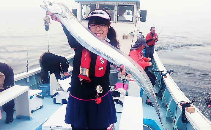 大阪湾テンヤタチウオで117cm頭に20匹 ブラックカラーがアタリ | TSURINEWS