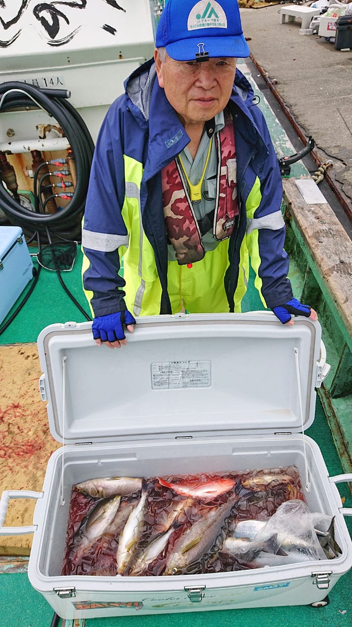 【大分県】沖釣り釣果速報　1kg級ジャンボイサキに指8本タチウオも