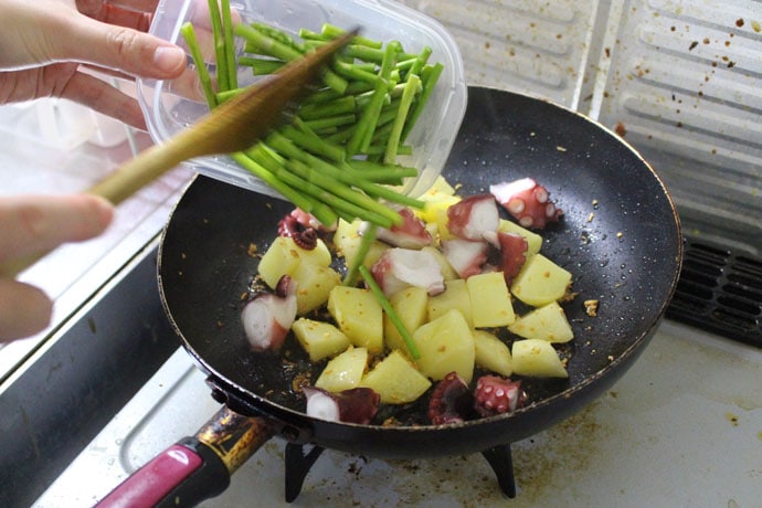 栄養士オススメ『夏バテ対策レシピ』：マダコとアスパラガスのカレー炒め