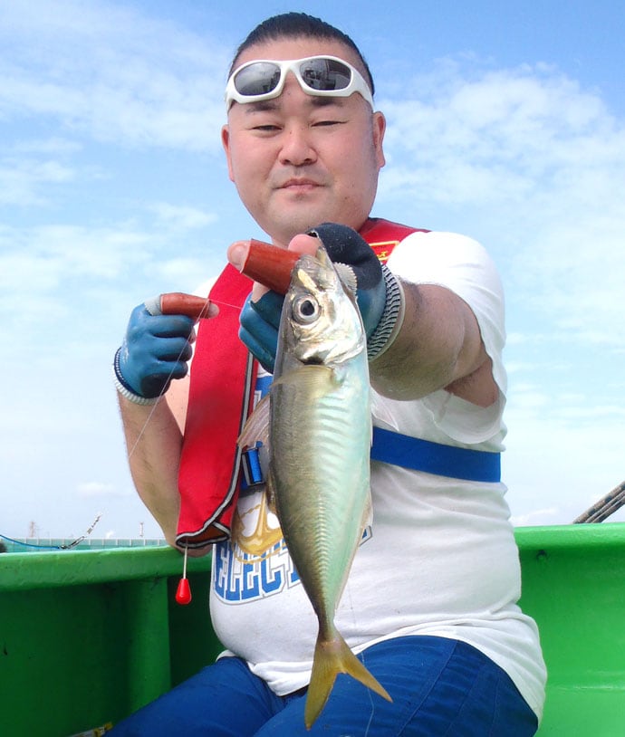 東京湾の伝統釣法『手ビシ釣り』で28㎝頭アジ30尾【神奈川・進丸】