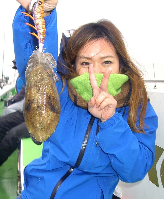 東京湾スミイカ釣りで250g頭に2尾　台風による底荒れで苦戦【弁天屋】