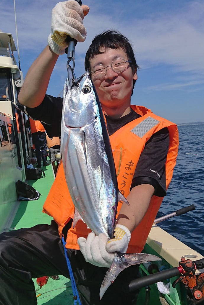 相模湾カツオ釣りを楽しむ　平均3kgの最大5.9kg！【まごうの丸】