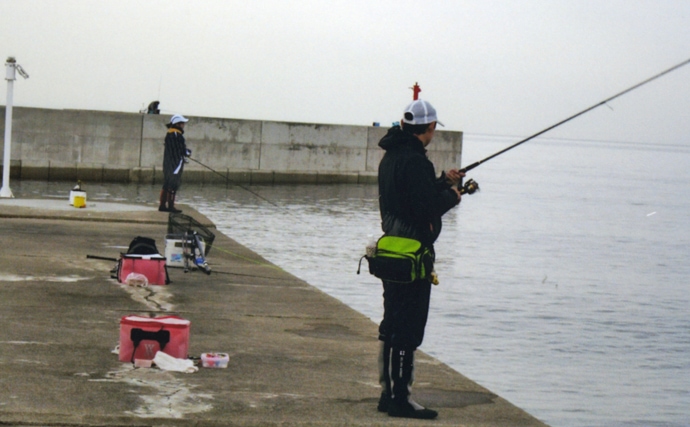 ショアジギで41cmハマチ　青物回遊で釣り場は満員御礼【香良洲漁港】