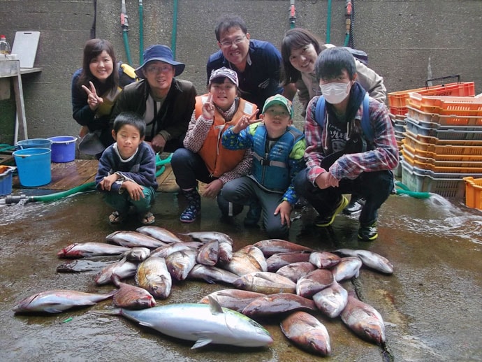 【三重県】海上釣り堀最新釣果　良型マダイ28匹に大ブリなど！