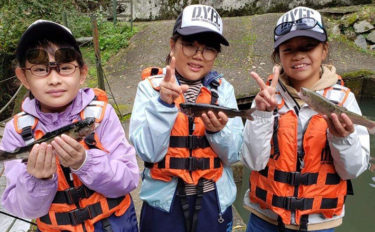『DYFC』マス釣りスクールを取材　全員安打で笑顔【千早川マス釣り場】