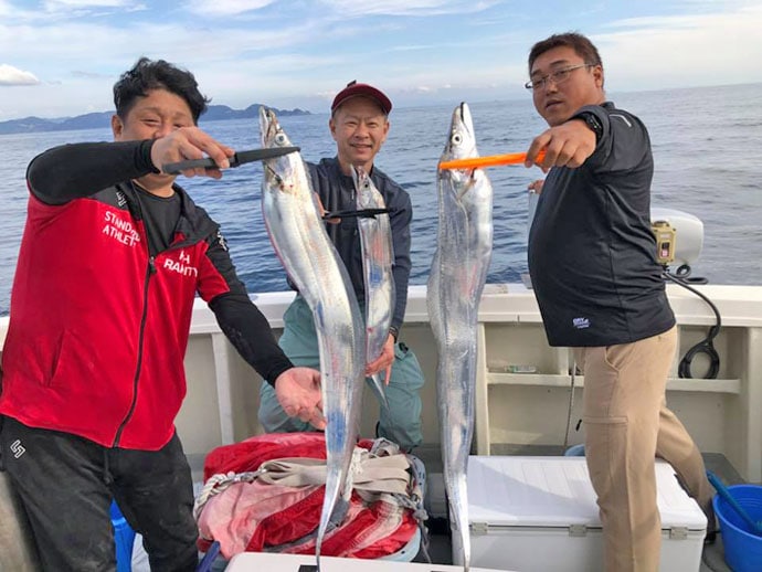 【大分沖】船釣り最新釣果　指幅10本サイズ『神龍』タチウオ見参！