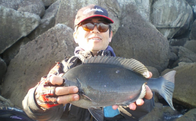 沖磯フカセ釣りで37cm頭にグレ16匹　高水温で高活性【和歌山・串本】
