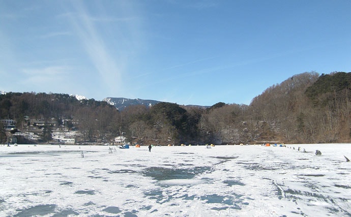 暖冬の影響で結氷遅れる　氷上ワカサギ釣りで63尾【長野・松原湖】