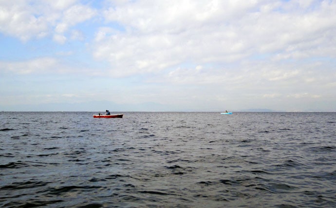 手こぎボートで泳がせ釣り　活きイワシで43cmヒラメ手中【神奈川】