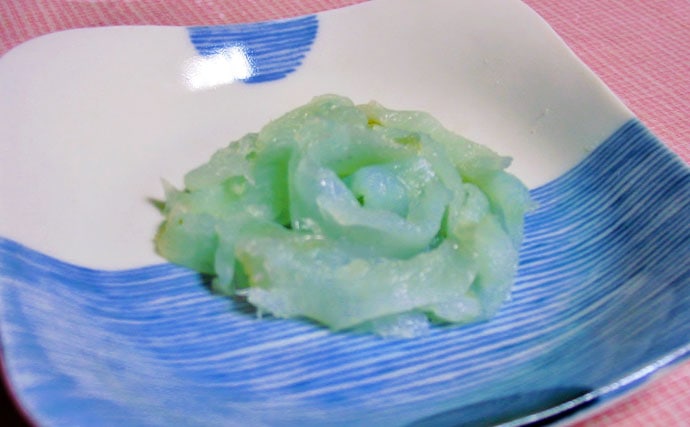 インパクト抜群の「青い刺身」を作れるサカナ『アナハゼ』　味はラムネ？