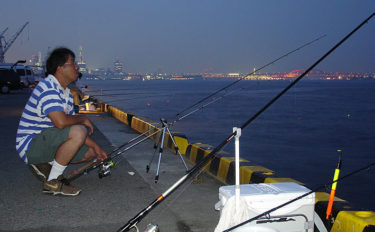 釣りのトラブル回避法：釣り竿を地面に置いてはいけない理由とは