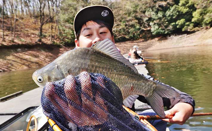 ヘラブナ釣りで本命55枚 なんちゃって底釣りが奏功？【群馬・三名湖