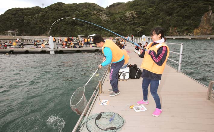 夏休みは 海上釣り堀 へ 初心者でも大物釣りにお手軽チャレンジ Tsurinews