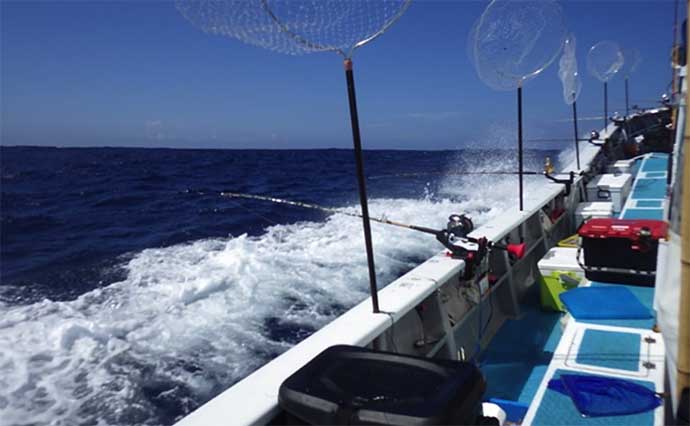 大物釣りのメッカ『銭洲』遠征　船中30kg級カンパチ浮上【静岡・舵丸】