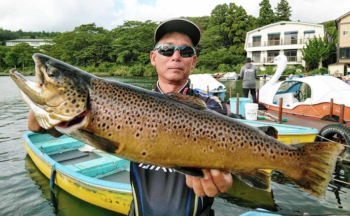 ボートフライ釣行でトラウト5種目を達成 腹パンのイクラも 芦ノ湖 Tsurinews