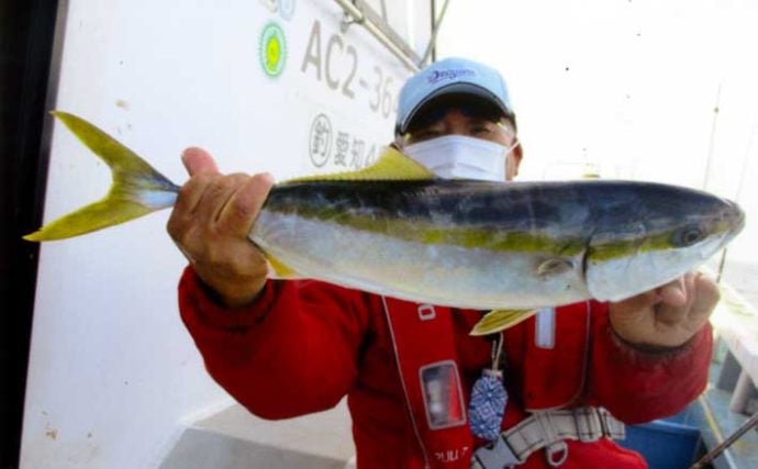 泳がせ釣りでブリ族連打　ヒラメ＆サワラも有望【愛知・忠栄丸】