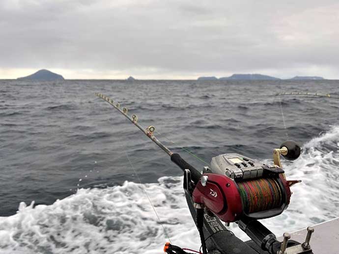 新島キンメ初挑戦で10匹　多点掛けヒットはイルカの餌食に【番匠高宮丸】