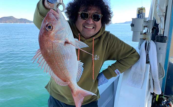 葉加瀬太郎がツアー中にマダイ釣り 釣果は 鯛めしおにぎり で差し入れに Tsurinews