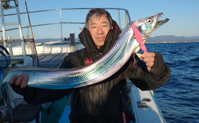 茨城沖ルアータチウオで良型17尾　落とせば釣れる高活性【釣友丸】