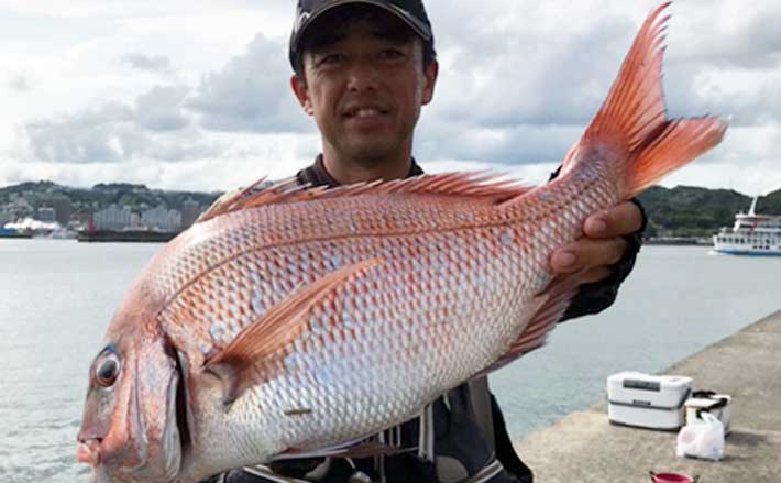 沖堤防フカセ釣りで57cm頭にマダイ3匹 潮の変わり目が好機【鹿児島