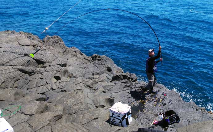 地磯「カゴ釣り」で40cm大サバ　『釣りドコ』で海中も陸上も丸見えに？
