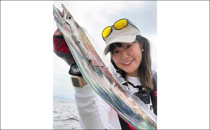 東京湾沖のルアー五目釣り　良型サワラにタチウオキャッチに笑顔