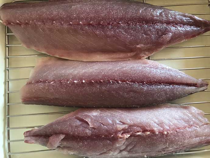 釣り人的「時短レシピ」：〆鯖＆鯖の押し寿司　回転寿司のシャリを活用？