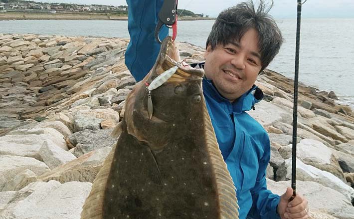 ビーチでのショアジギングでまさかの2日連続良型ヒラメ 56cmに75cm Tsurinews