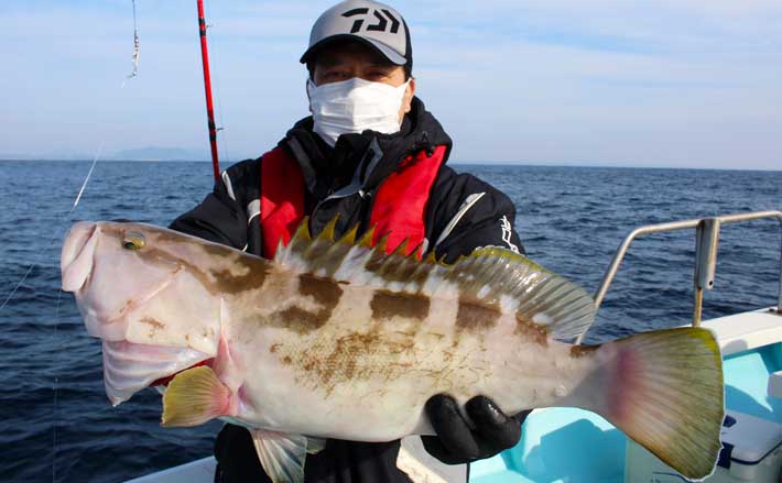 沖の泳がせ釣りでヒラメにハタ好捕 サプライズで3kg級クエも登場 | TSURINEWS - Part 2