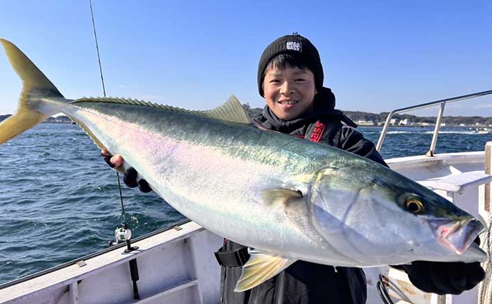 活アジ泳がせ釣りで90cmブリにヒラメ 手巻きリールで強引堪能 | TSURINEWS