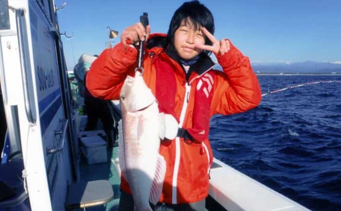 船釣りで同行の娘が2.5kg『シロアマダイ』手中　大人顔負けの一人勝ち