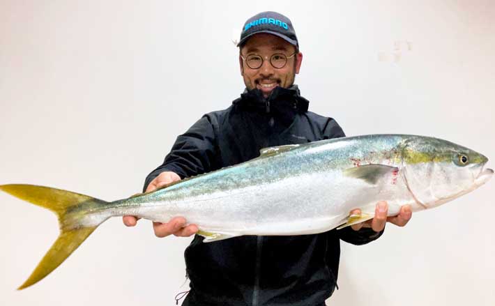 堤防ショアジギングで81cmブリ堂々浮上 サバの猛攻かわして