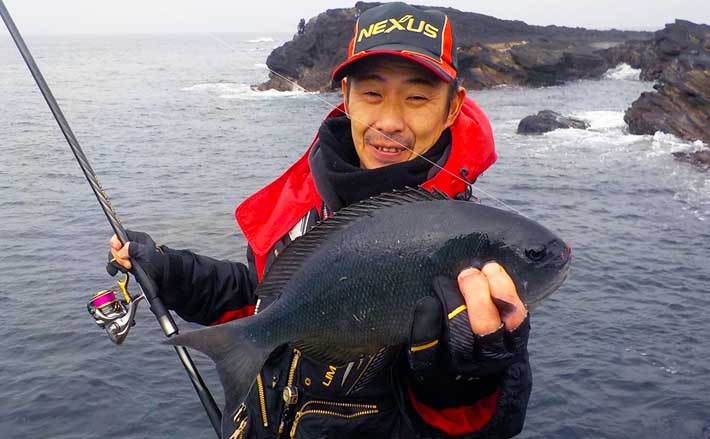 城ヶ島の地磯でフカセ釣り堪能 夕マヅメに35cm級メジナが連発 | TSURINEWS