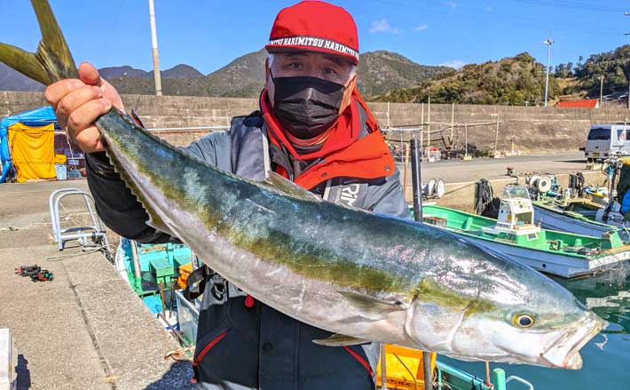 テンビン仕掛けで寒ブリ釣り 92cm極太の本命に食べごろマダイも手中