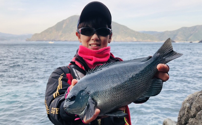 磯フカセ釣りで40cm級クロ好捕 好ゲストに42cmイシダイも顔出し