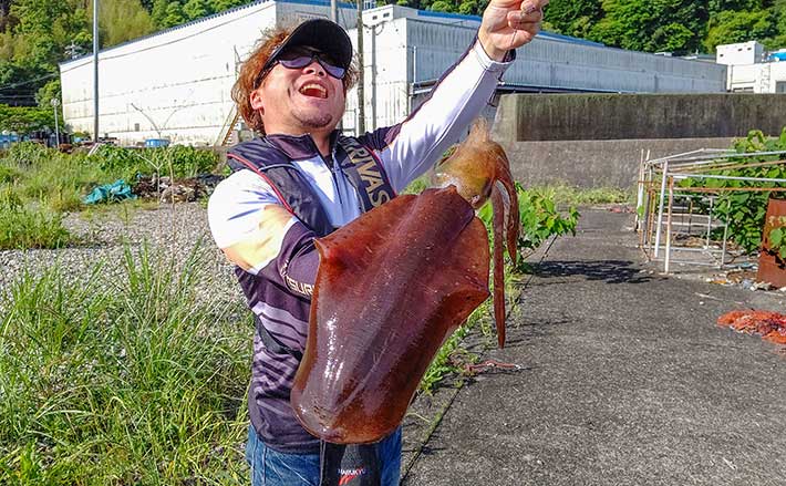 ヤエン釣り』で2kg超えアオリイカ手中 唯一無二の釣趣を堪能