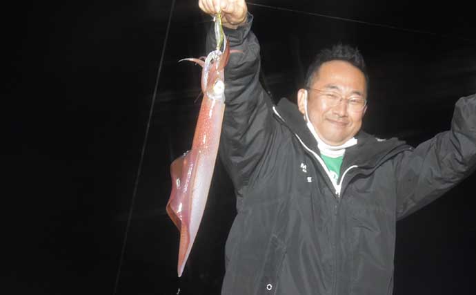日本海イカメタル半夜釣行で良型ケンサキイカ手中　好ゲストにスルメ