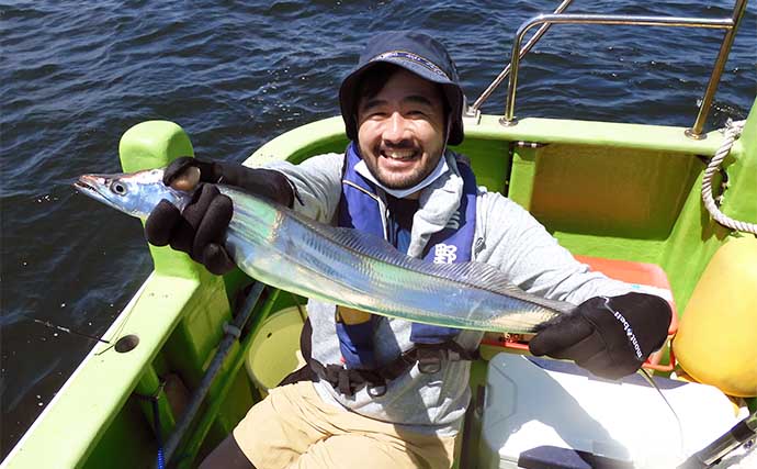 東京湾の船タチウオ釣りで初心者も数釣り堪能　天秤エサ釣りで挑戦