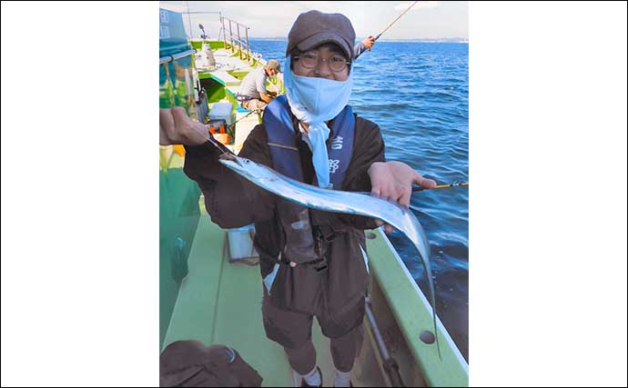 東京湾の船タチウオ釣りで初心者も数釣り堪能　天秤エサ釣りで挑戦
