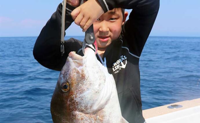 福井でのタイラバ釣行で小学生が70cmオーバーのマダイをゲット