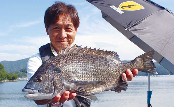 真夏の筏でのカカリ釣りで52cm頭にチヌ9匹 サナギエサにアタリ集中 | TSURINEWS