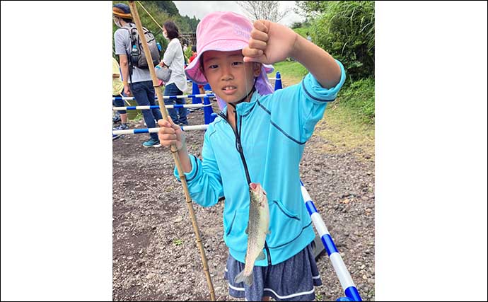 富士山こどもの国でマス釣り堪能　30cm級ニジマスキャッチに歓声
